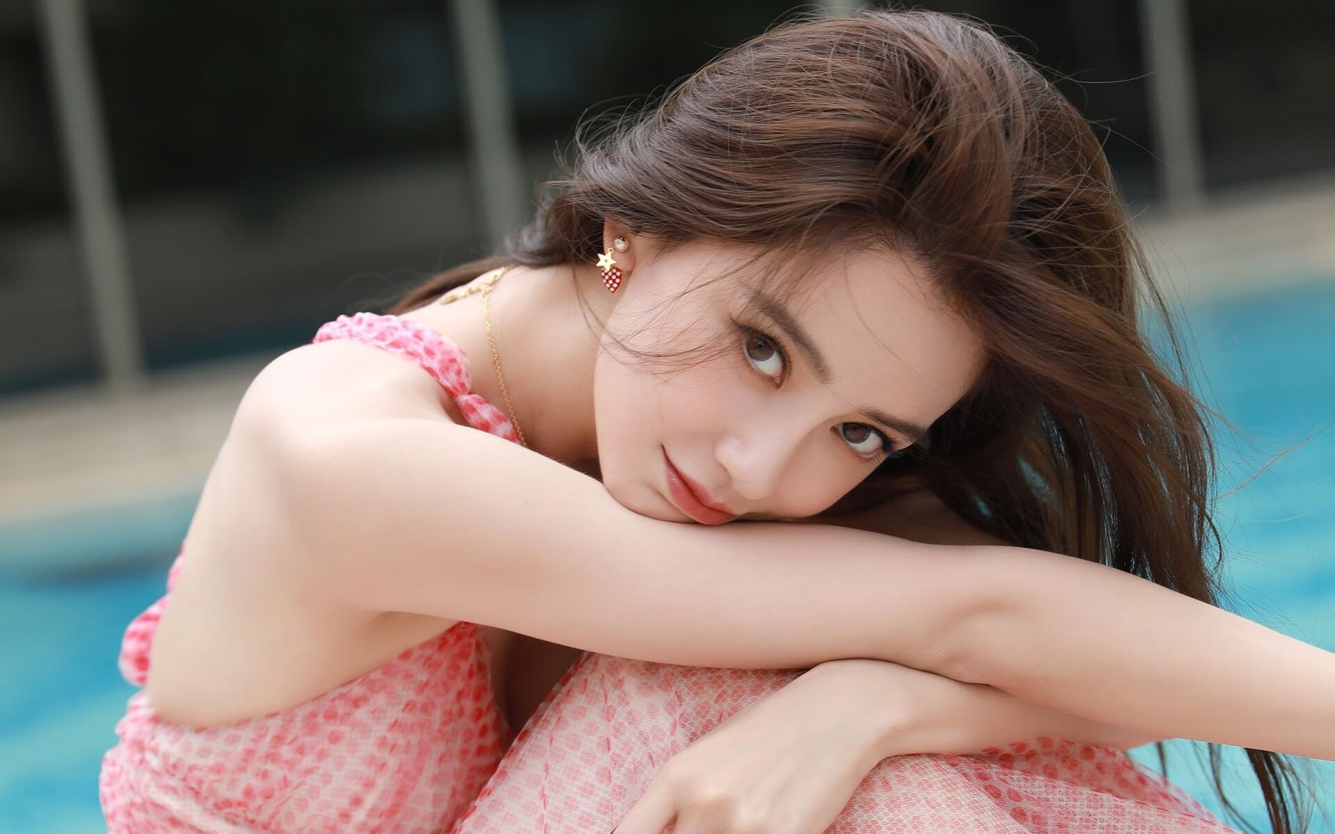 国际足球奖项年度盛典隆重举行，明星球员纷纷获奖表彰，世界足球奖项